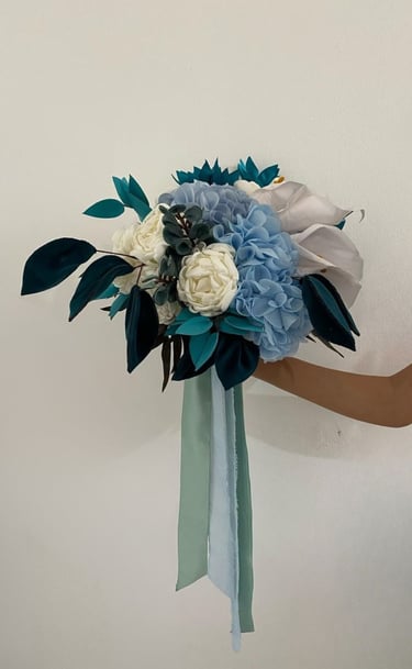 ramo de novia elegante en tonos suaves y neutros