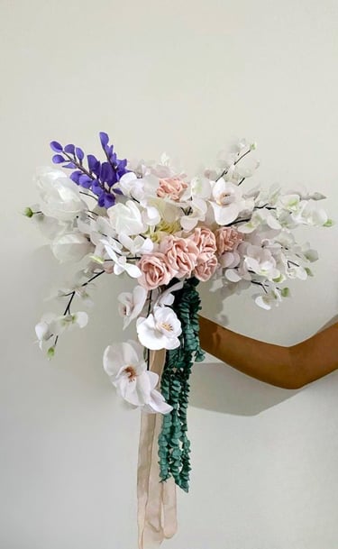 ramo de novia elegante sutil con flores delicadas