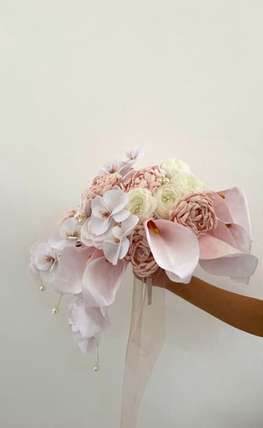 ramo de novia estilo romántico con flores suaves