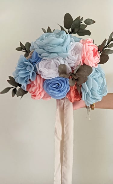 ramo de novia con flores delicadas y pequeñas