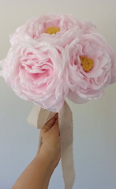 ramo de novia romántico con peonías en tonos suaves