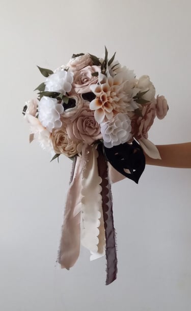ramo de novia elegante en tonos neutros