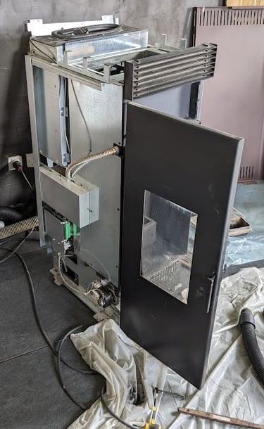 poêle à granulés en cours de nettoyage
