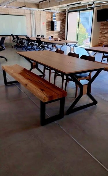 mesa de madera con herrería
