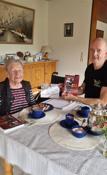 Jörg Grube mit der Autorin am Tisch beim Kaffee trinken