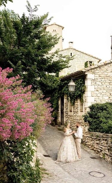 Romantic couple session in a charming Provençal village after their elopement
