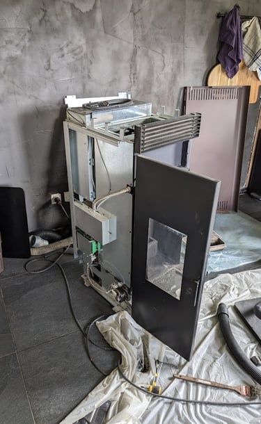 poêle à granulés en cours de nettoyage