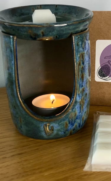 un brule parfum en céramique de couleur paon avec des fondants parfumés senteur figue santal