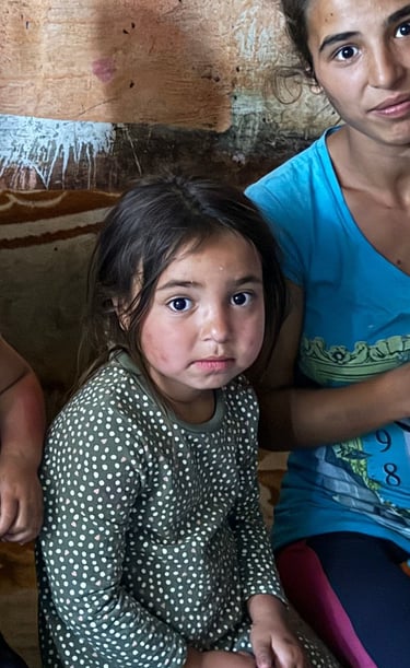 En familie på tre barn får et nytt hjem.