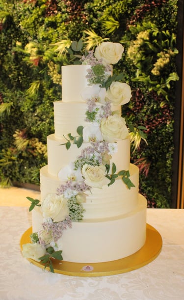 Tarta de boda personalizada de varios pisos con flores naturales, elaborada en Guadalajara