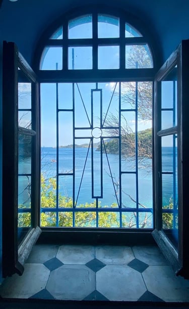 Intérieur de la chappelle de Skala Ermogenis en Grèce, sur l'île de Lesbos