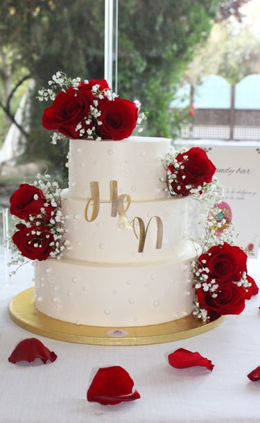 Tarta de boda elegante con rosas rojas y decoración romántica, creada en Madrid