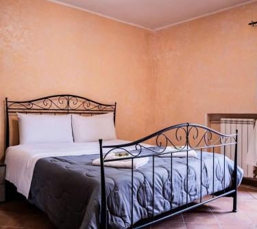 Camera matrimoniale con letto in ferro battuto nella casa vacanza