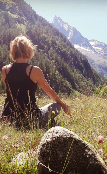 Méditation Femme face aux sommets
