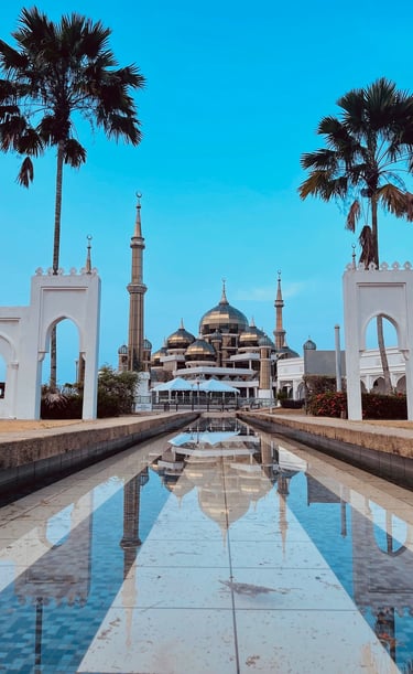 Mosquée de Cristal à Kuala Terengganu avec reflet sur l’eau et ciel bleu