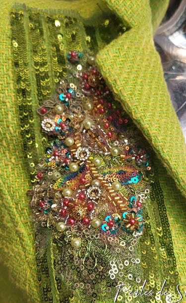 Broche d'épaule multicolore sur veste femme verte - une création Perles de Soi par JC GAL