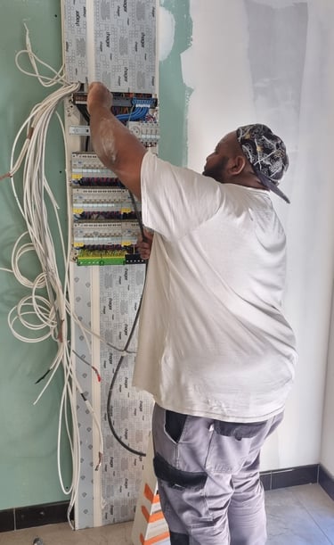 Installation d'un tableau éléctrique Schneider 4 rangées