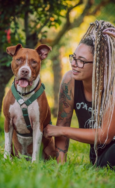 ragazza con i rasta biondi che guarda il suo cane