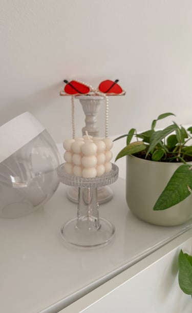 Weiße Bubble-Kerze von Liell Design auf Glasständer: Handgemachte Wohndeko & Interior-Geschenke.