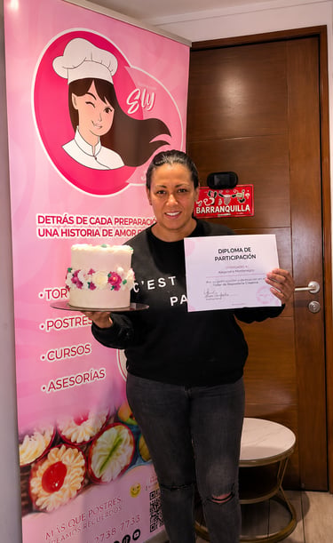 Mujer sonriente sosteniendo un pastel decorado con flores y un diploma de participación en un curso
