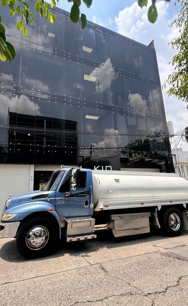 pipa de agua entregando en un establecimiento