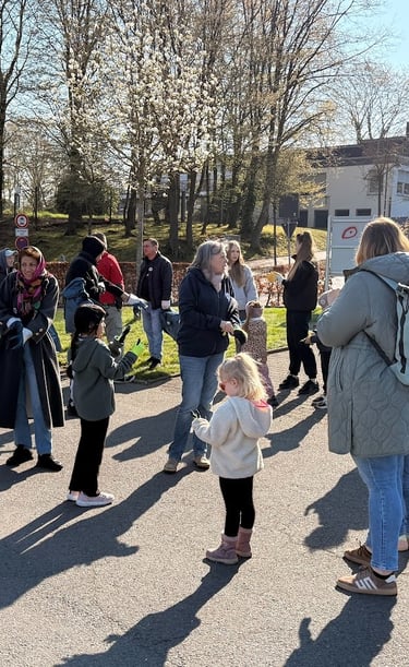 Ehrenamtliche und Familien bei einer gemeinsamen Aktion von Niederkrüchten hilft