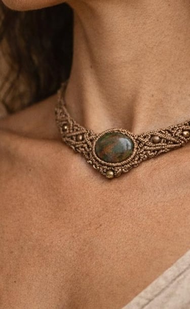Collar gargantilla de macramé hecho a mano con una piedra preciosa verde natural en el centro.