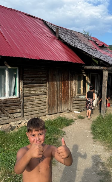 Nabohuset og en glad gutt.