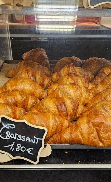 Frisch gebackene Butter-Croissants im Café Français hinter der Glasvitrine