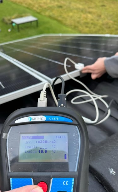 sähkömittauksia paneeleista ja toteamus että paneelit toimii hienosti