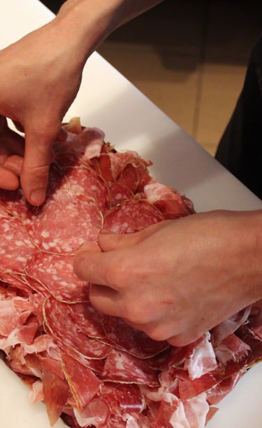 Un boucher fait une planche de charcuterie