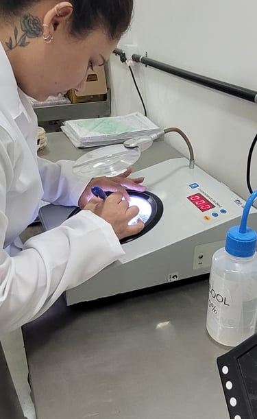 Profissionais do Laboratório AMB realizando análises laboratoriais em ambiente técnico equipado
