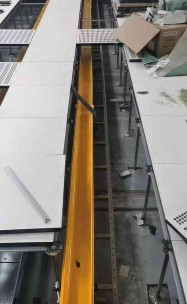 una bandeja de cables amarilla y una escalera de cables