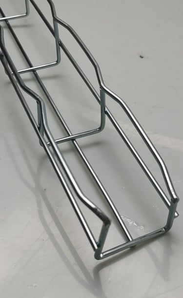 un plateau en panier métallique avec une grille de fils métalliques