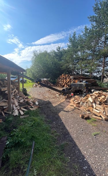 Efektyvus rąstų paruošimas: malkų pjovimas grandininiu pjūklu ir mechanizuotas skaldymas.