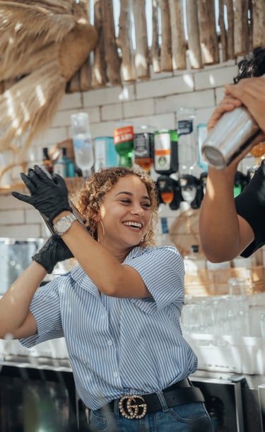 Serveuse préparant un cocktail au bar de plage Playa Amor