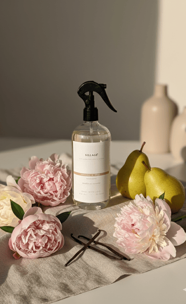 Un frasco de spray ambiental pera rodeado de peonías rosas y fruta fresca bajo la luz 