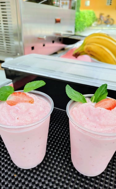 frappé, malteada o smoothie de fresa de leche, decorado con fresa y hierbabuena.