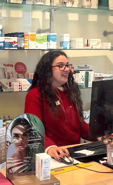Marta Rosselló García atendiendo a los clientes en la farmacia gomila