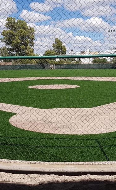 Pasto sintético instalado en una cancha de baseball en Guadalajara por Pasto Sintético Aldrete