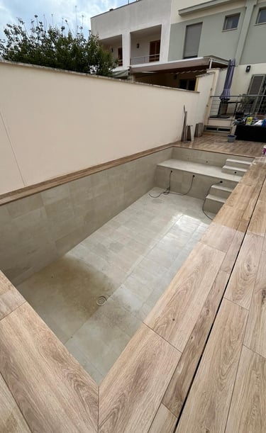 Construcción y mantenimiento de piscina en Mallorca con diseño personalizado y materiales resistentes