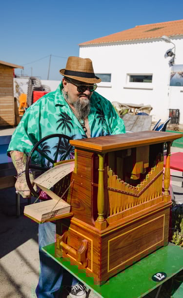 Luc gérant du bar à 8