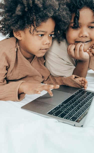 enfants devant un écran d'ordinateur