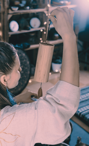 Femme en séance de relaxation sonore - Nathalie Collet Voix Son Vibration