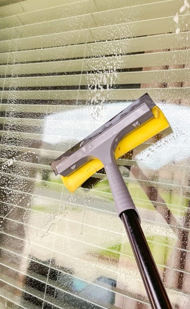 Glazenwasser Meppel - raam wordt gewassen