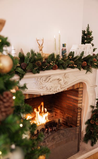 feu de cheminée et décoration de noel en sapin