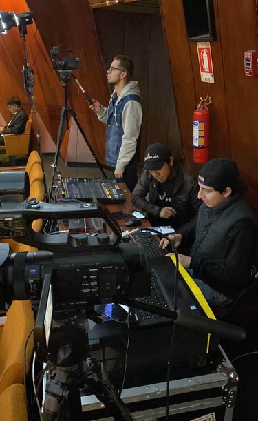 Equipo de producción de zoundfilmia en la consola de audio y video