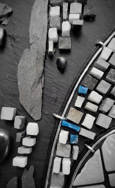 Détail d'une mosaique faite main avec ardoise en marbre