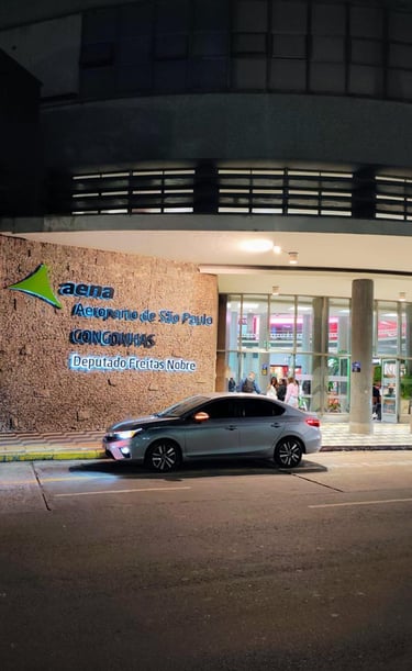 Carro estacionado na frente do Aeroporto de Congonhas após levar um passageiro