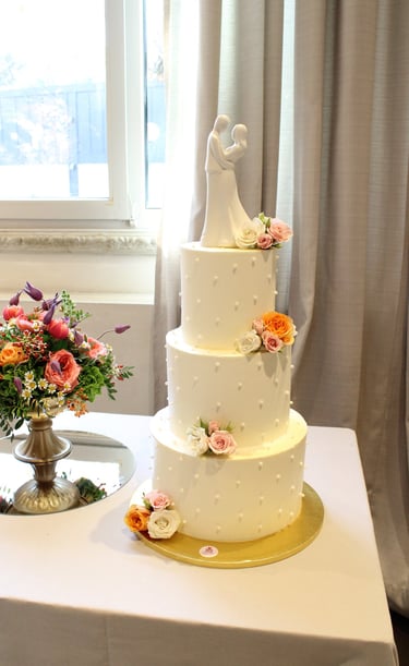 Tarta de boda clásica de varios pisos con flores naturales, diseño artesanal